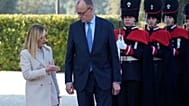 Premier Włoch Giorgia Meloni wita kanclerza Niemiec Friedricha Merza podczas szczytu międzyrządowego w Villa Doria Pamphilj w Rzymie, piątek, 23 stycznia 2026 r.