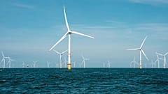 Vor der belgischen Nordseeküste produzieren Offshore-Windräder Strom aus erneuerbaren Quellen.