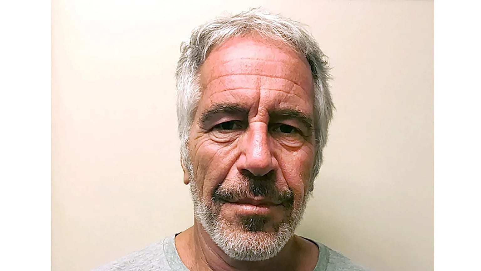 Esta foto, facilitada por el Registro de Delincuentes Sexuales del Estado de Nueva York, muestra a Jeffrey Epstein el 28 de marzo de 2017