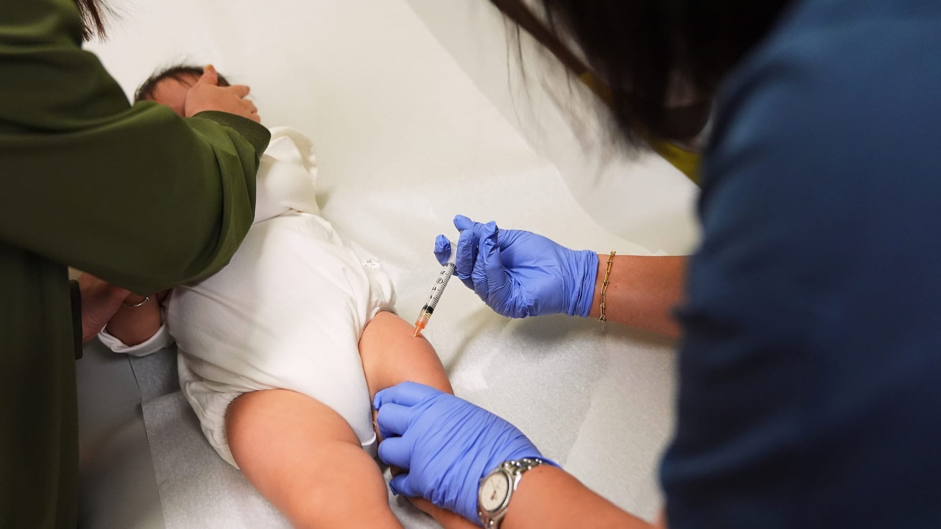 La jefa de asistentes médicos Maria Teresa Diocales administra la vacuna triple vírica: sarampión, paperas y rubeola