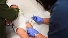 Die leitende medizinische Assistentin Maria Teresa Diocales verabreicht eine Impfung gegen Masern, Mumps und Röteln.
