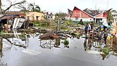 Menschen begutachten die Schäden, die Zyklon Gezina in Toamasina an der Ostküste Madagaskars angerichtet hat, am Mittwoch, dem elften Februar 2026.