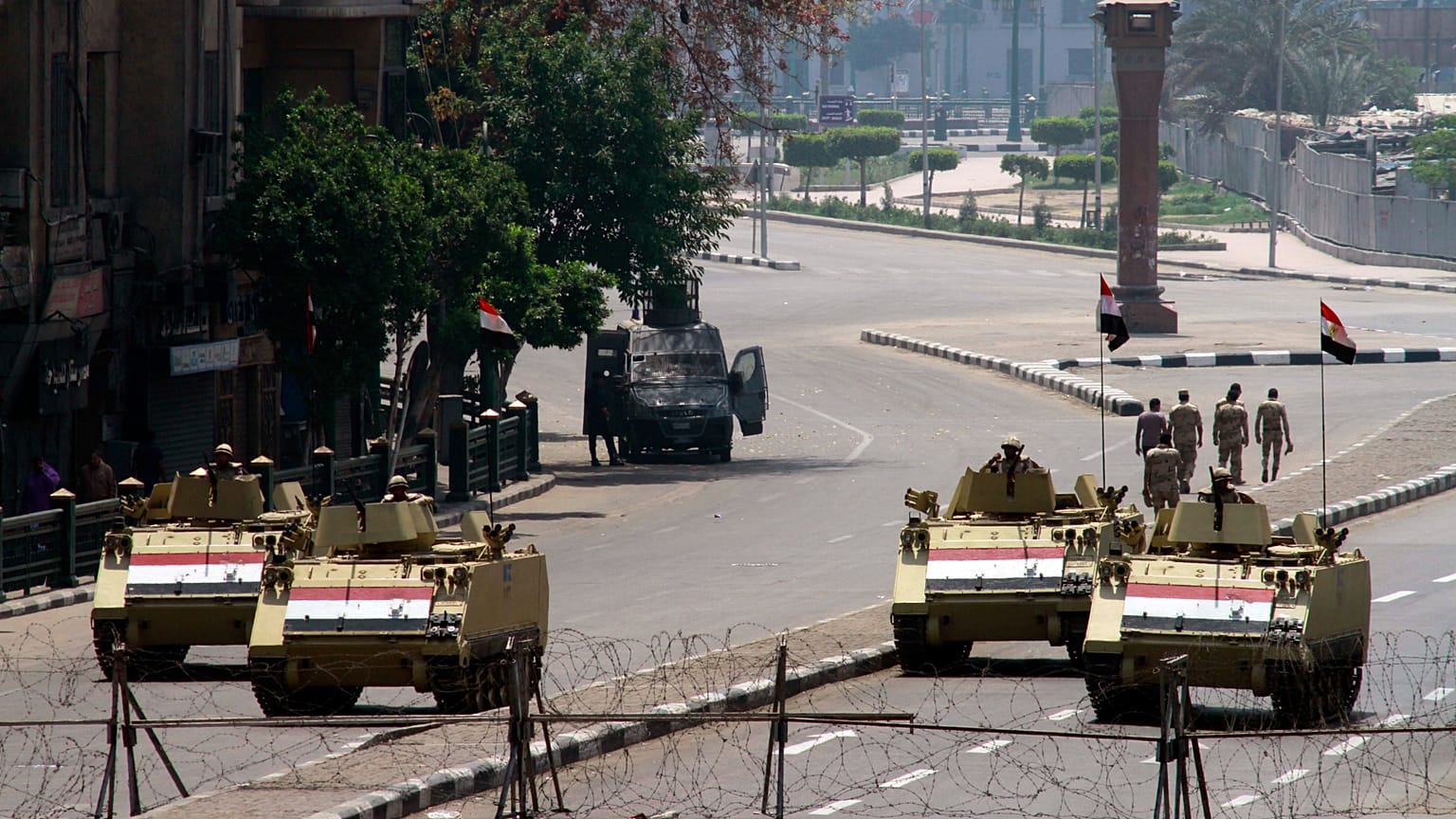 جنود الجيش المصري يتمركزون فوق مركباتهم المدرعة وبجوارها لحراسة مدخل ميدان التحرير في القاهرة، مصر، الجمعة 25 أبريل/نيسان 2014. (صورة من وكالة أسوشيتد برس/صبري خالد، صحيفة الش