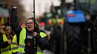 Una mujer grita consignas mientras agricultores se concentran durante una protesta en Madrid, España