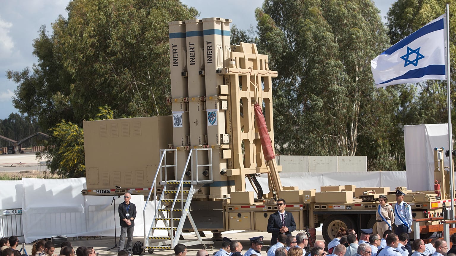 يظهر نظام الدفاع الجوي "مقلاع داود" خلال حفل تدشين نظام اعتراض صواريخ مشترك بين الولايات المتحدة وإسرائيل في قاعدة حتسور الجوية بإسرائيل، يوم الأحد 2 أبريل/نيسان 2017.