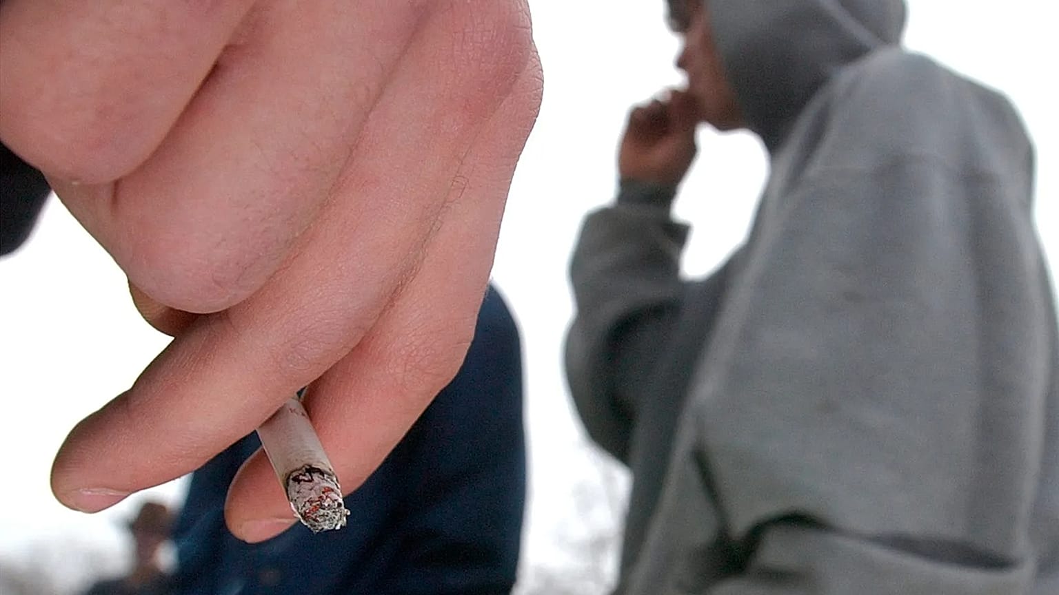 Σε αυτή τη φωτογραφία αρχείου της Τρίτης 10 Δεκεμβρίου 2002, ένας μαθητής λυκείου κρατά τσιγάρο, ενώ άλλος μαθητής λυκείου τραβά ρουφηξιά στο Λόρενς, Κάνσας.