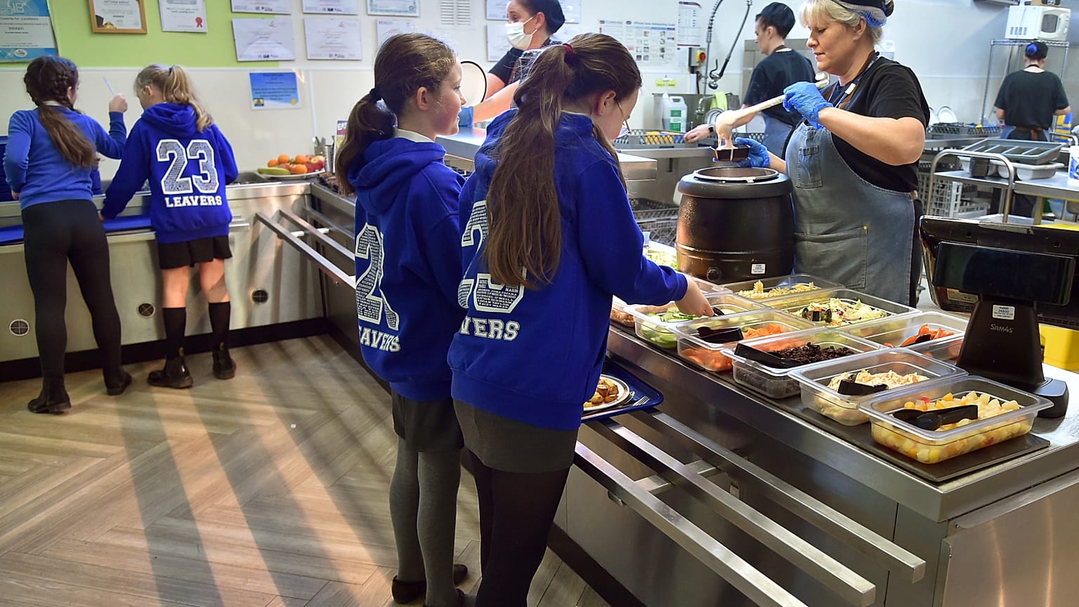 صورة عامة للتلاميذ خلال وقت الغداء في مدرسة هيلستون الابتدائية، في برمنغهام، إنجلترا، الأربعاء، 30 نوفمبر 2022. (صورة من وكالة أسوشيتد برس/روي فييرا)