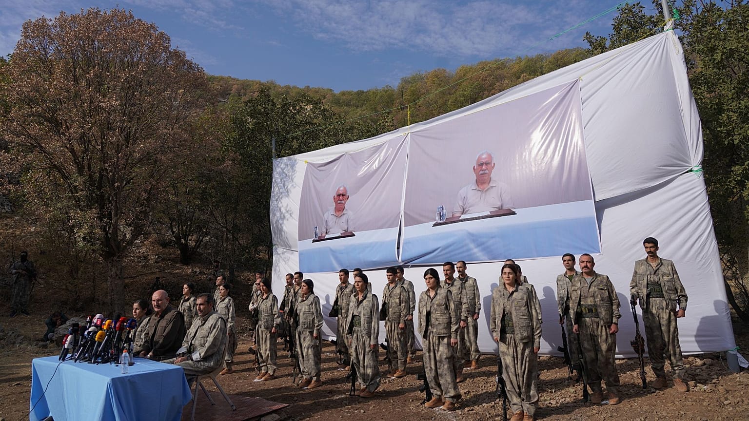 اعضای پ.ک.ک. در مراسمی در منطقه قندیل شمال عراق، یکشنبه ۲۶ اکتبر ۲۰۲۵