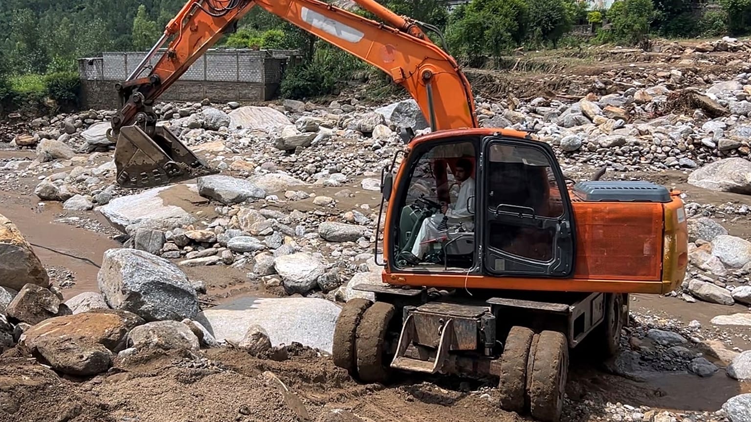 Pakistan'ın kuzeybatısında etkili olan sel felaketi sonrası ilk yardım ekipleri bölgede müdahalede bulunuyor.
