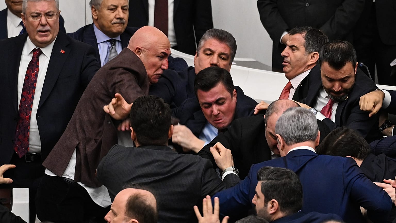 Los legisladores del partido gobernante y de la oposición de Turquía se enfrentan por el nombramiento del fiscal jefe de Estambul como ministro de Justicia en el Parlamento. 