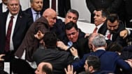 Los legisladores del partido gobernante y de la oposición de Turquía se enfrentan por el nombramiento del fiscal jefe de Estambul como ministro de Justicia en el Parlamento. 