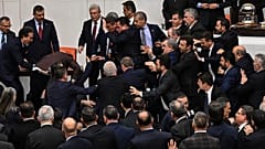 Die türkische Regierungspartei und Abgeordnete der Opposition streiten im Parlament in Ankara über die Ernennung des neuen Justizministers, 11. Februar 2026