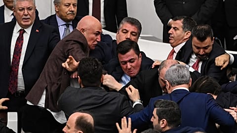 Los legisladores del partido gobernante y de la oposición de Turquía se enfrentan por el nombramiento del fiscal jefe de Estambul como ministro de Justicia en el Parlamento. 