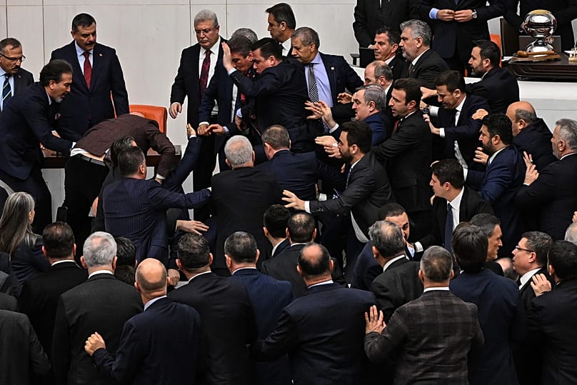 Diputados turcos se enfrentan en el Parlamento por el juramento del nuevo ministro de Justicia, 11 de febrero de 2026.