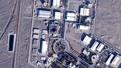 Esta imagem de satélite do Planet Labs PBC mostra os escombros da instalação piloto de enriquecimento de combustível na central de enriquecimento nuclear iraniana de Natanz, a 3 de dezembro de 2025
