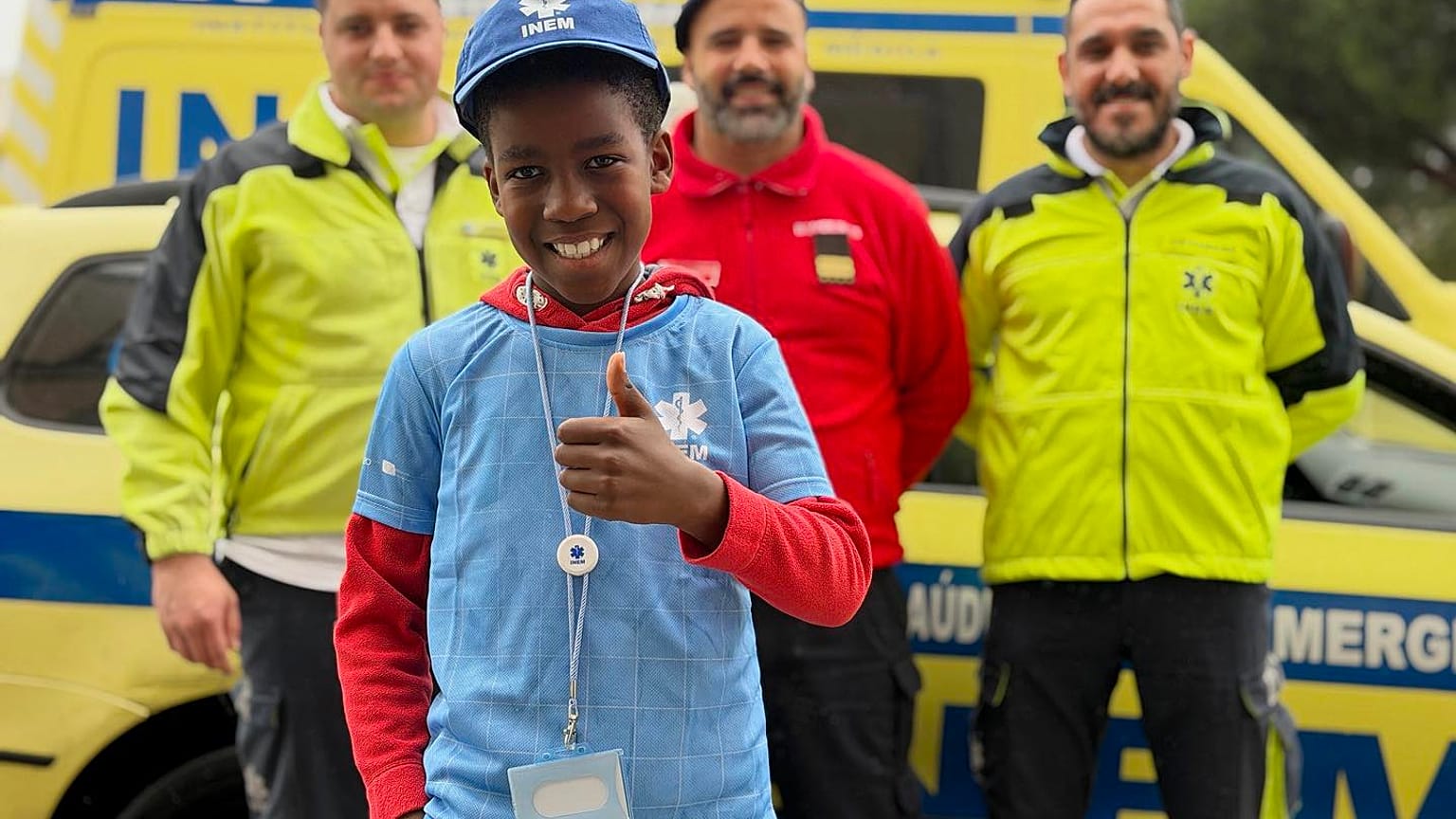 Rodrigo et le personnel de l'INEM et des pompiers qui ont aidé sa mère lorsqu'elle s'est évanouie au volant.