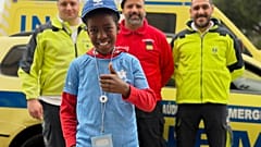 Rodrigo e os elementos do INEM e dos bombeiros que prestaram assistência durante o susto vivido com a mãe desmaiada ao volante