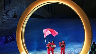 بيترو ترانشينا، حامل علم المغرب، يسير خلال حفل افتتاح دورة الألعاب الأولمبية الشتوية 2026، في ليفينيو، إيطاليا، يوم الجمعة 6 فبراير 2026. (صورة من وكالة أسوشيتد برس/آبي بار)