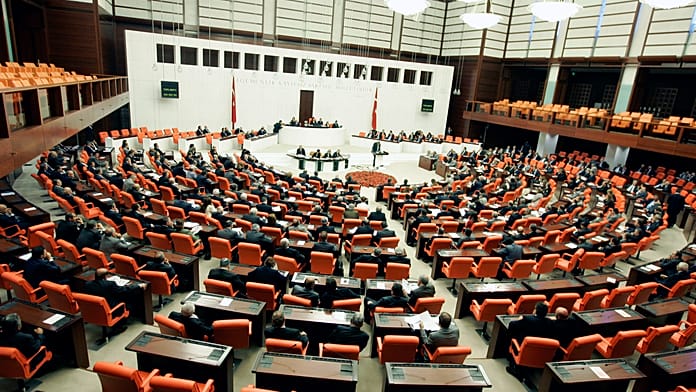 Puñetazos en el Parlamento turco por el nombramiento del ministro de Justicia