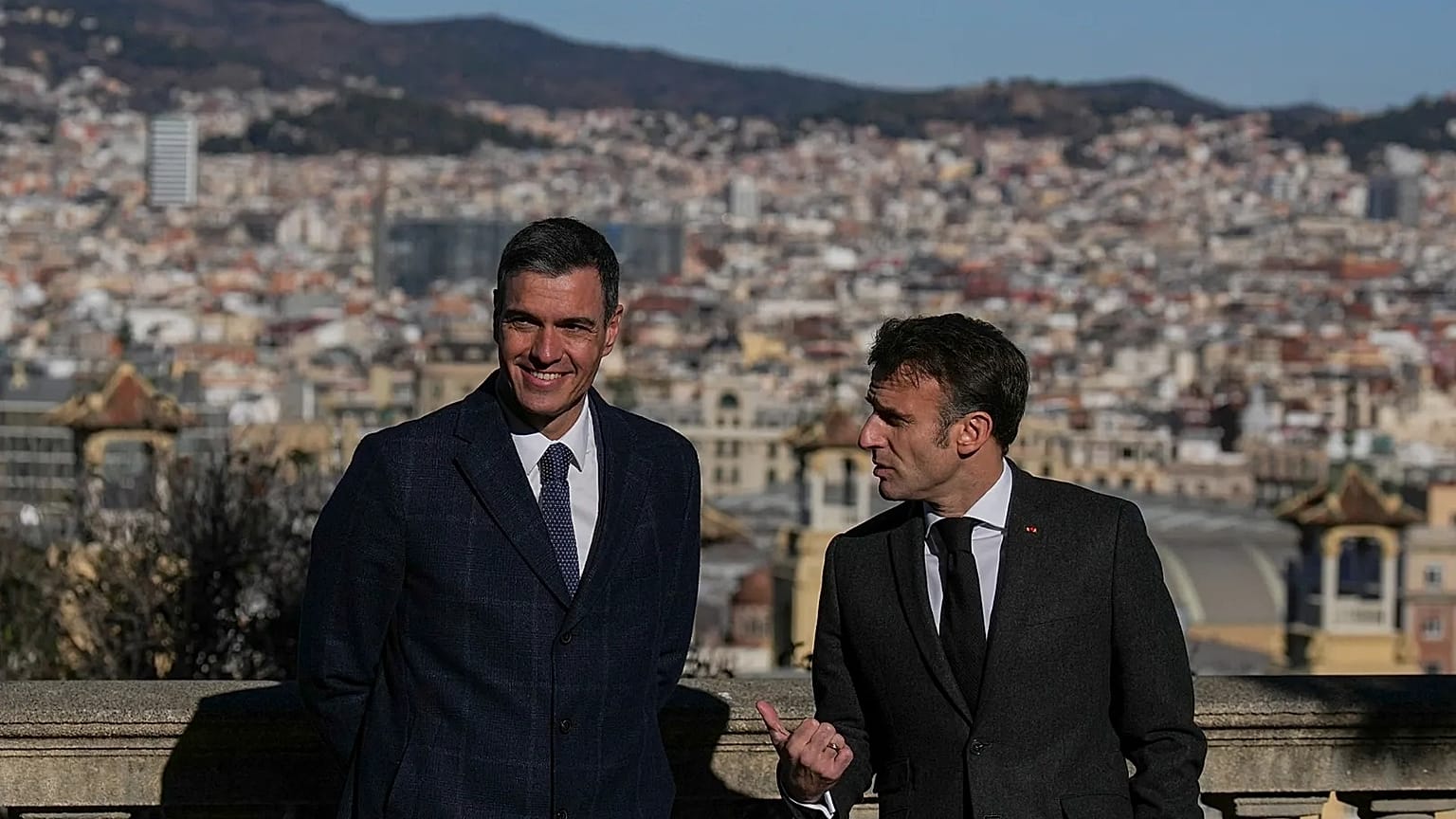 Emmanuel Macron et Pedro Sánchez sur les hauteurs de Barcelone où se tient le 27e Sommet franco-espagnol, le 19 janvier 2023.