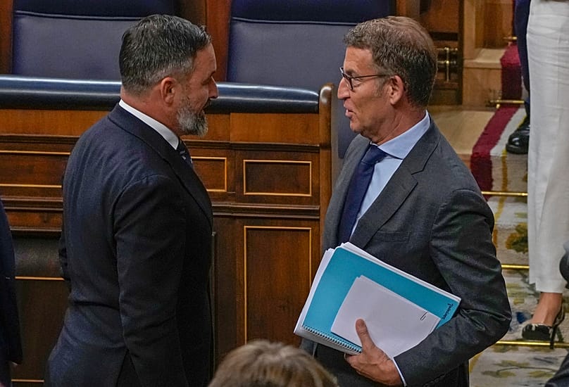 Le chef des conservateurs espagnols, Alberto Núñez Feijóo, s’entretient avec le leader d’extrême droite, Santiago Abascal, après une séance d’investiture, le 27 septembre 2023