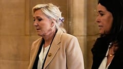 A líder da extrema-direita Marine Le Pen sai da sala de audiências durante um curto intervalo no seu julgamento de recurso em Paris, França, quarta-feira, 11 de fevereiro de 2026.