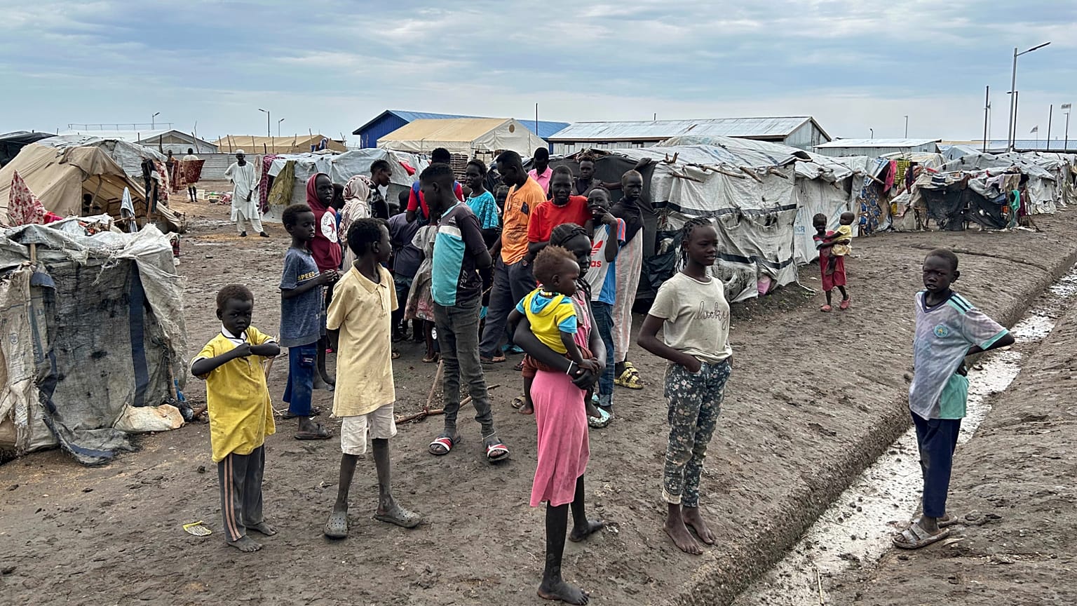 يتجمع الأطفال في مركز رينك للعبور، الذي يستضيف الأشخاص الفارين من الحرب في السودان، في رينك، جنوب السودان، يوم السبت 9 أغسطس 2025. (صورة من وكالة أسوشيتد برس/جوزيف فالزيتا)
