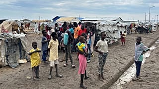 يتجمع الأطفال في مركز رينك للعبور، الذي يستضيف الأشخاص الفارين من الحرب في السودان، في رينك، جنوب السودان، يوم السبت 9 أغسطس 2025. (صورة من وكالة أسوشيتد برس/جوزيف فالزيتا)