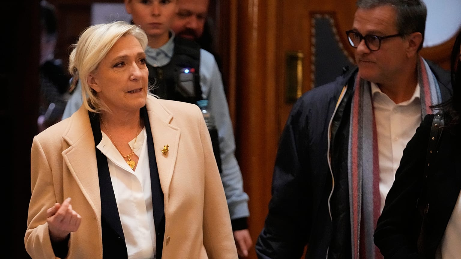 Liderka skrajnej prawicy Marine Le Pen wychodzi z sali sądowej w przerwie w procesie apelacyjnym, Paryż, środa, 11 lutego 2026 r.