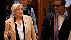 Liderka skrajnej prawicy Marine Le Pen wychodzi z sali sądowej w przerwie w procesie apelacyjnym, Paryż, środa, 11 lutego 2026 r.