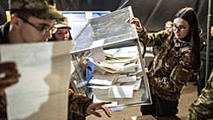 Soldados ucranianos abrem uma urna de voto numa tenda utilizada como mesa de voto durante as eleições presidenciais em Mariinka, 31 de março de 2019 