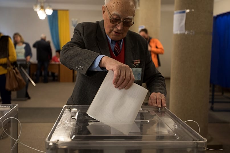 A man casts his ballot at a polling station during the presidential elections in Kyiv, 31 March, 2019