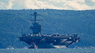 حاملة الطائرات الأمريكية "جيرالد آر فورد" أثناء مغادرتها مضيق أوسلو، في 17 سبتمبر 2025. 