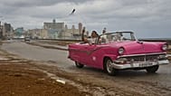 Un grupo de amigos viaja en un automóvil clásico estadounidense por el Malecón, en La Habana, Cuba, el 28 de enero de 2026.