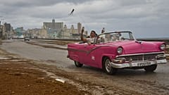 Um grupo de amigos viaja num carro clássico americano ao longo do Malecon em Havana, Cuba, a 28 de janeiro de 2026.