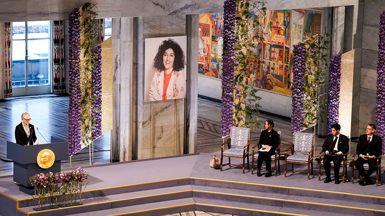 يظهر على الشاشة أبناء الناشطة الإيرانية المسجونة نرجس محمدي، وهم يحضرون حفل منح جائزة نوبل للسلام لعام 2023 في قاعة مدينة أوسلو، أوسلو، النرويج، يوم الأحد 10 ديسمبر/كانون الأو