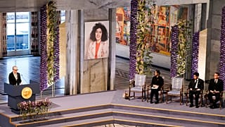 يظهر على الشاشة أبناء الناشطة الإيرانية المسجونة نرجس محمدي، وهم يحضرون حفل منح جائزة نوبل للسلام لعام 2023 في قاعة مدينة أوسلو، أوسلو، النرويج، يوم الأحد 10 ديسمبر/كانون الأو