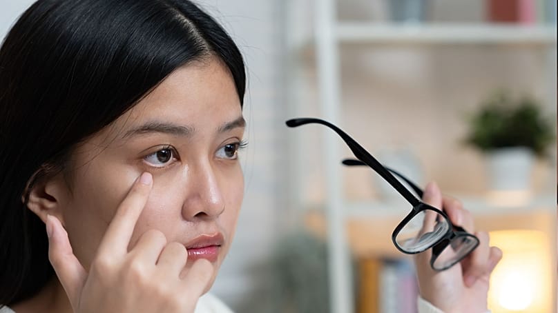 Μια γυναίκα δείχνει το περίγραμμα του ματιού της για δυσφορία