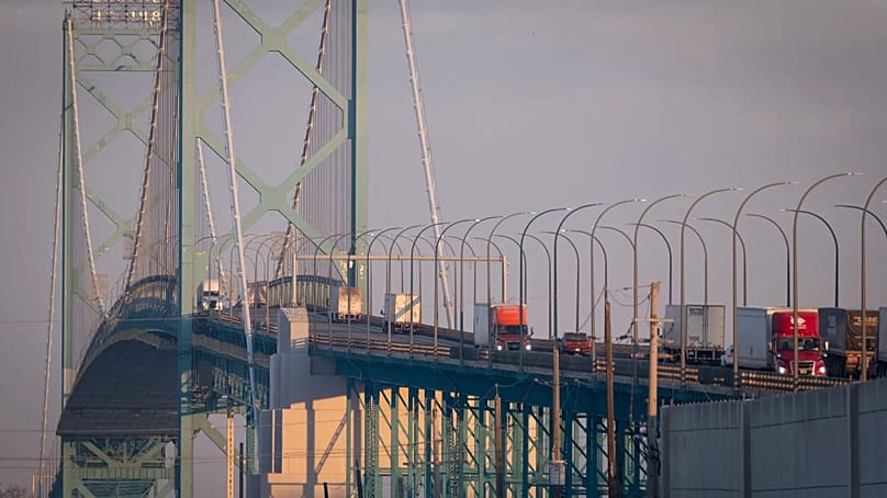 Kamionok kelnek át az Ambassador hídon, a kanadai Windsor és Detroit között