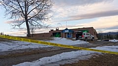 Die Polizei hat am Mittwoch, den 11. Februar 2026, damit begonnen, in der Nähe der Tumbler Ridge Secondary School und der umliegenden Gebäude in Tumbler Ridge, B.C., Absperrband auszulegen.
