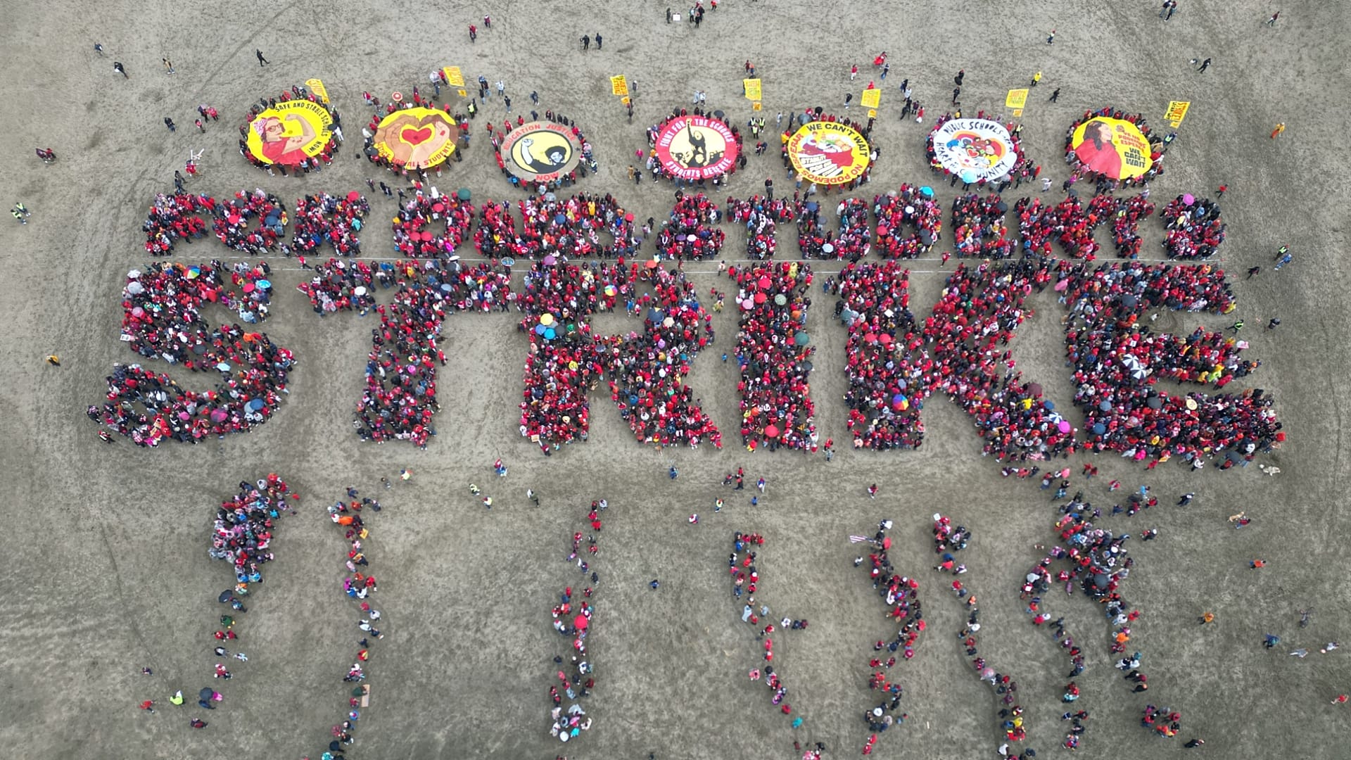 Бастующие учителя на пляже Сан-Франциско