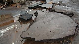 Estradas destruídas pelas cheias 