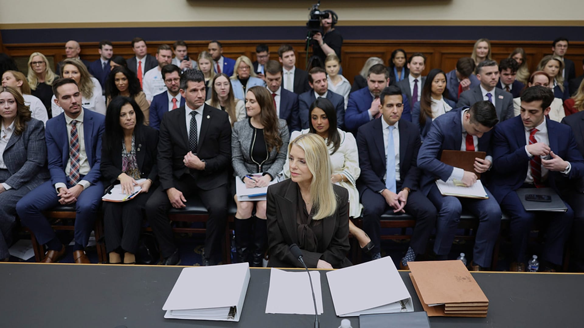 La fiscal general de EE.UU. Pam Bondi llega para testificar ante una audiencia de supervisión del Comité Judicial de la Cámara en el Capitolio en Washington, 11.02.2026.