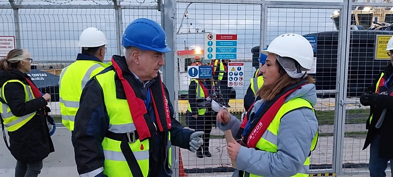 Ο αντιπρόεδρος της Gastrade, Κ. Σιφναίος, με τη δημοσιογράφο του euronews Συμέλα Τουχτίδου, κατά την παρουσίαση του FSRU Αλεξανδρούπολης