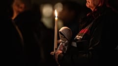 Menschen versammeln sich am elften Februar 2026 auf den Stufen des Parlaments in Victoria zu einer Kerzenmahnwache für die Opfer des Schulangriffs in Tumbler Ridge.
