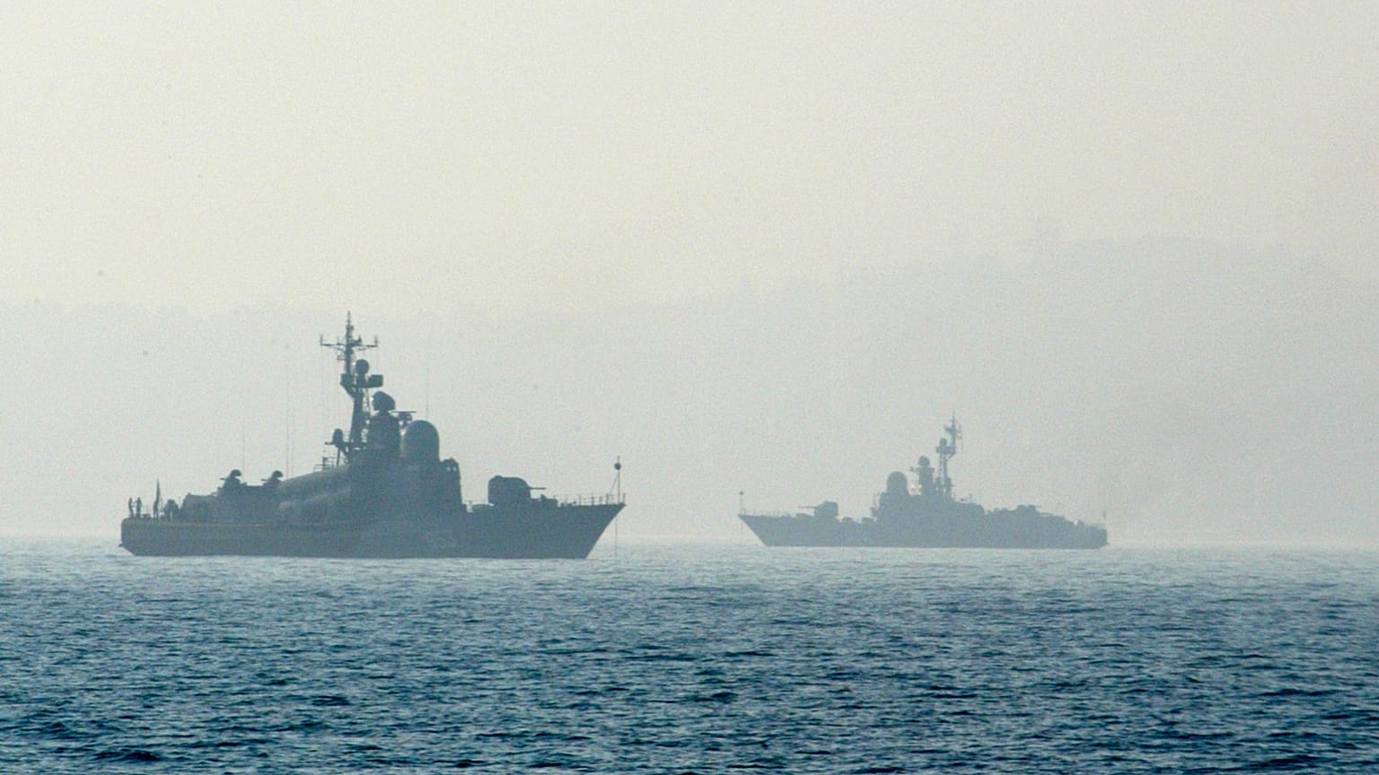 سفن عسكرية على أهبة الاستعداد على الساحل في منتجع سوتشي المطل على البحر الأسود،