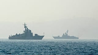 سفن عسكرية على أهبة الاستعداد على الساحل في منتجع سوتشي المطل على البحر الأسود،