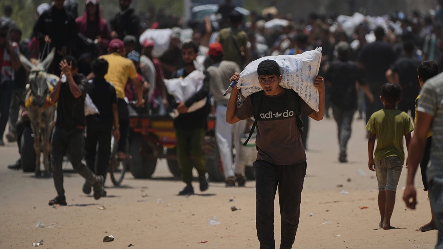 فلسطيني في غزة يتلقى المساعدات من مؤسسة غزة الإنسانية