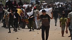فلسطيني في غزة يتلقى المساعدات من مؤسسة غزة الإنسانية