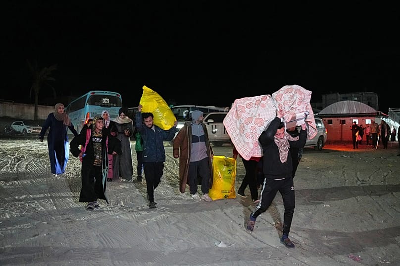 يحمل فلسطينيون أمتعة أقاربهم القادمين إلى غزة من مصر بعد إعادة فتح معبر رفح الحدودي الذي طال انتظاره، في خان يونس، جنوب قطاع غزة